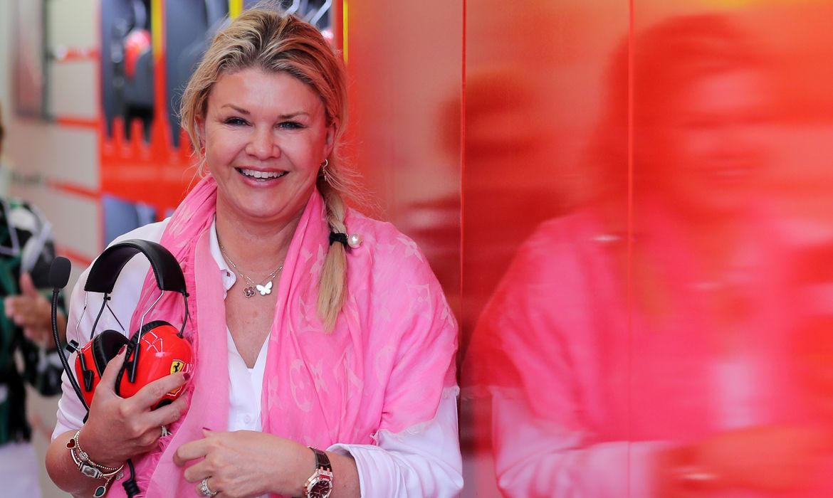 Esposa de Michael Schumacher, Corinna, durante testes da Fórmula 1 no Barein em 2019