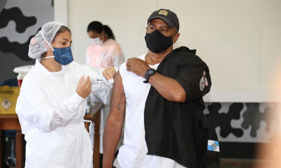 Foi iniciada a vacinação da tropa, que ocorre em diversos pontos, dentre eles o Batalhão de Polícia de Choque - #BPChq e o Quartel General da #PMERJ.