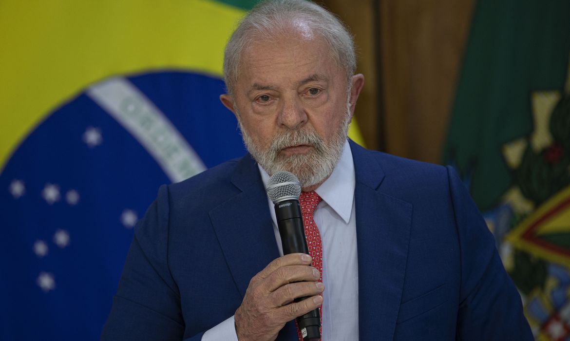 Brasília (DF) 05-04-2023 - O presidente Luiz Inácio Lula da Silva discursa sobre o ataque a uma creche na manhã desta quarta-feira (5) em Blumenau, no Vale do Itajaí onde quatro crianças foram mortas e cinco ficaram feridas. Durante a reunião de apresentação e assinatura dos decretos que autorizam a regulamentação do Marco Legal do Saneamento.  Foto: Joédson Alves/Agência Brasil