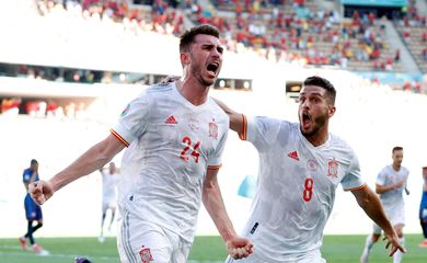 Aymeric Laporte comemora com colega Koke gol marcado em vitória da Espanha sobre a Eslováquia - Eurocopa - Euro 2020