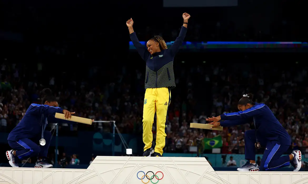 Paris 2024 Olympics - Artistic Gymnastics - Women's Floor Exercise Victory Ceremony - Bercy Arena, Paris, France - August 05, 2024.
Gold medallist Rebeca Andrade of Brazil celebrates on the podium with silver medallist Simone Biles of United States and bronze medallist Jordan Chiles of United States. REUTERS/Hannah Mckay