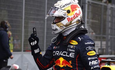 Verstappen celebra vitória de sprint em Ímola