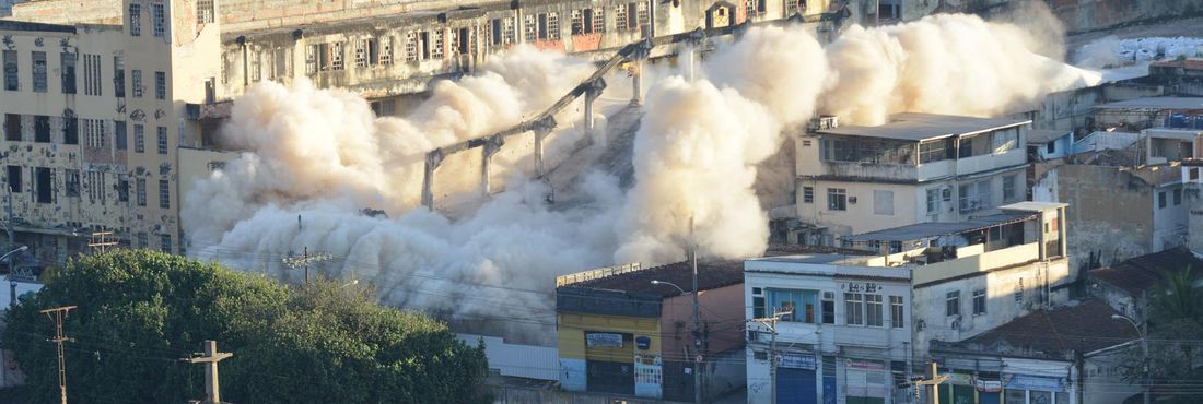 Prefeitura implode antiga fábrica na Mangueira para construir casas populares