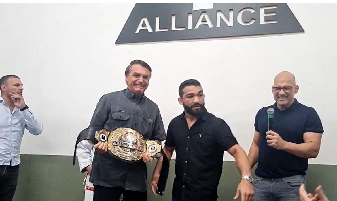 O candidato à reeleição para a Presidência da República pelo PL, Jair Bolsonaro, participou hoje (21) de um encontro com lutadores de artes marciais em São Paulo. Nomes como Minotauro, José Aldo, Maurício Shogun, Wanderlei Silva e André