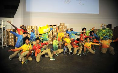 Rio de Janeiro - Comitê Organizador Rio 2016 apresenta com performance artística os uniformes dos voluntários das Olimpíadas e Paralimpíadas, na Gamboa, zona portuária (Tomaz Silva/Agência Brasil)