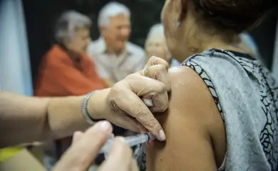 Idosos são vacinados em estação de metrô em Brasília, durante o dia D da Campanha Nacional de Vacinação contra Gripe de 2014 que começou na última terça-feira (22) vai até 9 de maio (Marcelo Camargo/Agência Brasil)
