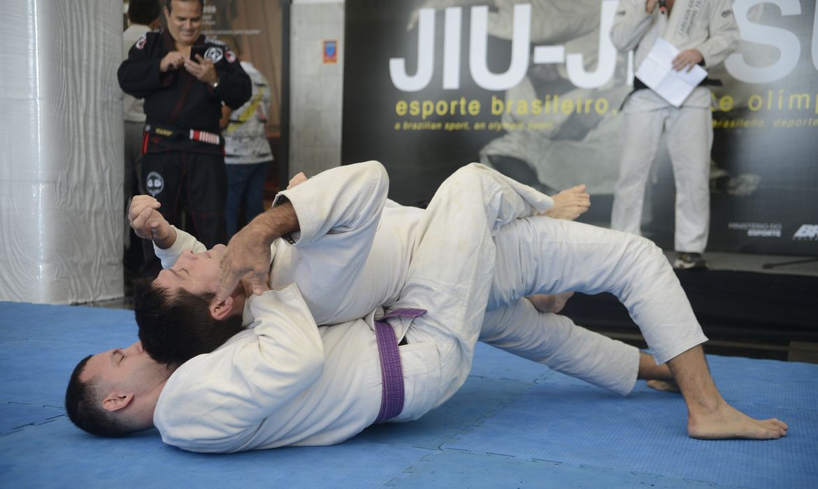 Rio de Janeiro - Praticantes de jiu-jitsu lutam durante evento em homenagem ao professor Robson Gracie, um dos pioneiros dessa arte marcial no Brasil (Tomaz Silva/Agência Brasil)