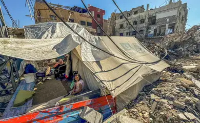 A displaced Palestinian girl, who fled her house due to Israel's military offensive, sits outside her family's tent, in Rafah, in the southern Gaza Strip May 13, 2024. REUTERS/Mohammed Salem