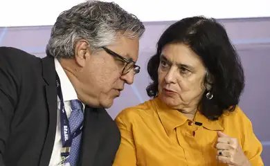 Brasília (DF), 15/10/2024 - O ministro de Relações Institucionais, Alexandre Padilha, e a ministra da Saúde, Nísia Trindade, durante a reunião plenária do Grupo Executivo do Complexo Econômico-Industrial da Saúde (GECEIS). Foto: Marcelo Camargo/Agência Brasil