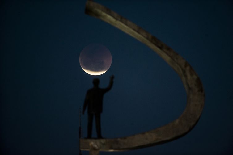 Curiosos, especialistas, fotógrafos e apaixonados por astronomia se reúnem na praça do Cruzeiro, em frente ao memorial JK em Brasília, para acompanhar o Eclipse total da Lua.