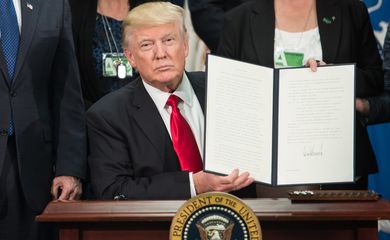 Presidente Donald Trump assina ordem executiva para construção de muro na fronteira dos Estados Unidos com o México (AFP/Direitos Reservados)