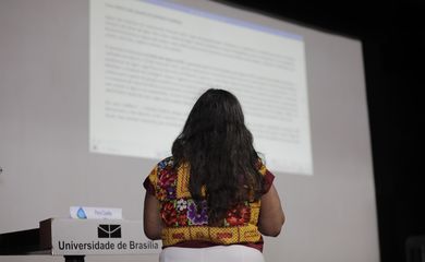 Brasília 22/03/2023 -  A professora Rosangela Corrêa faz a apresentaçāo  da carta GRITO DAS ÁGUAS no final do seminário internacional Grito das águas que acontece no auditório dois Candangos na Universidade de Brasília (UNB). Foto: Joédson Alves/Agência Brasil
