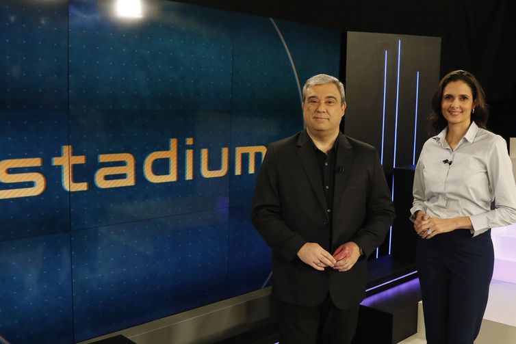 Paulo Garritano e Marília Arrigoni no cenário novo do programa Stadium