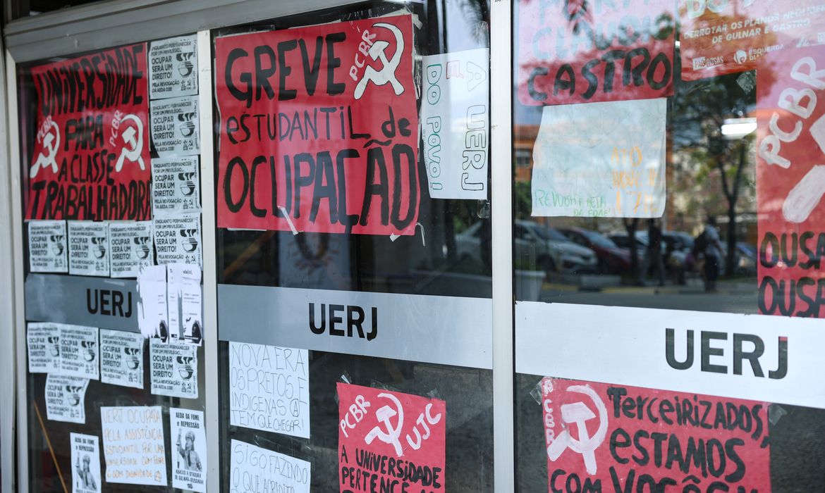 Rio de Janeiro (RJ), 19/09/2024 – Estudantes acampados no campus Maracanã da Universidade Estadual do Rio de Janeiro (Uerj) fazem manifestação em frente a instituição, na zona norte da capital fluminense. Foto: Tomaz Silva/Agência Brasil