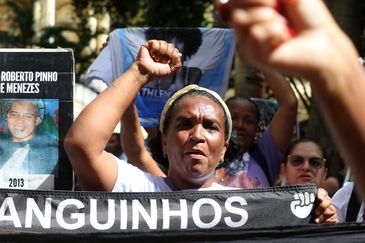 Rio de Janeiro (RJ), 17/08/2023 - O movimento de familiares de vítimas de violência policial do estado do Rio de Janeiro faz ato, em frente ao Palácio Guanabara, para protestar contra as operações letais que ocasionaram mais de 100 vítimas no ano de 2023, nas favelas e periferias do Rio. Foto:Tânia Rêgo/Agência Brasil