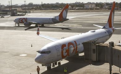 Movimentação de aviões comerciais no aeroporto de Brasília.