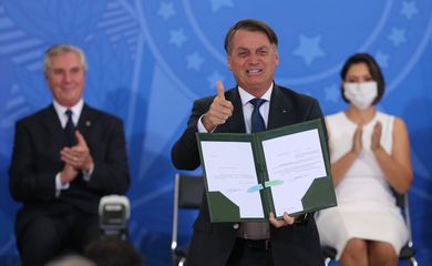 O presidente Jair Bolsonaro, assina uma Medida Provisória (MP) que abre crédito extraordinário de R$ 20 bilhões, em favor do Ministério da Saúde, para a vacinação da população contra a covid-19.