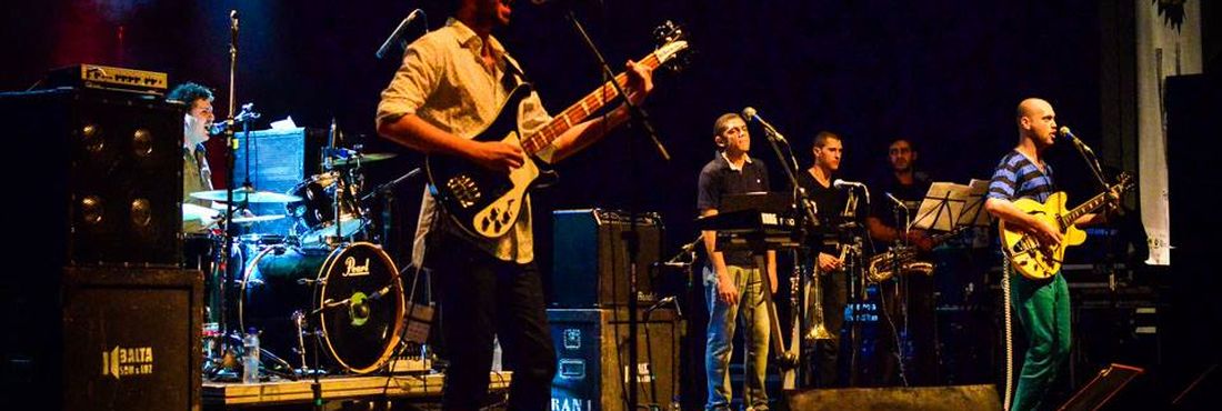 Banda Dingo Bells se apresentou no palco Rock Cordel da Feira da Música no sábado (24)