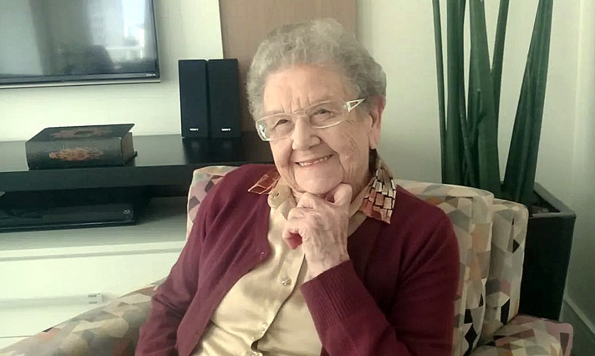 Morre a apresentadora e cozinheira vovó Palmirinha, aos 91 anos