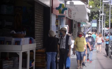 Rio tem primeiro dia útil de reabertura do comércio de rua