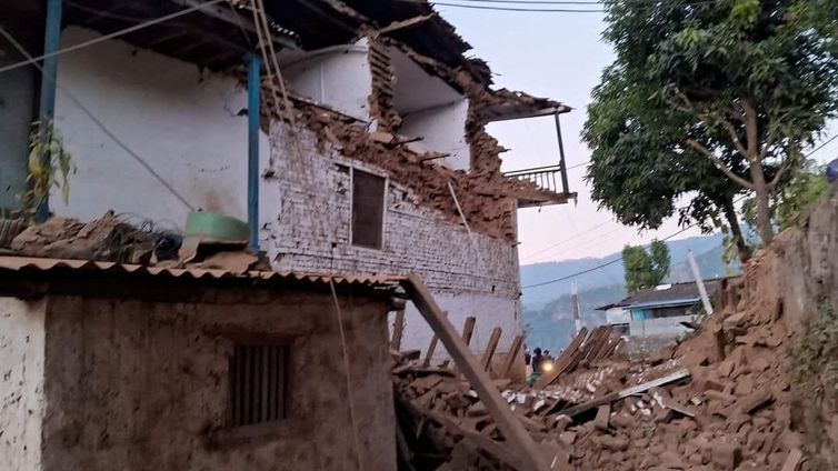 Um prédio danificado é visto após um terremoto em Jajarkot, Nepal, 4 de novembro de 2023. Gabinete do Primeiro-Ministro/Divulgação via REUTERS ESTA IMAGEM FOI FORNECIDA POR UM TERCEIRO SEM REVENDAS RESALES. NO ARCHIVES