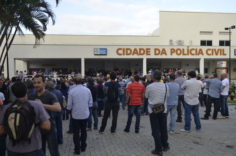Policiais civis do estado discutem possibilidade de entrar em greve em assembléia no pátio da Cidade da Polícia Civil, na zona norte (Fernando Frazão/Agência Brasil)