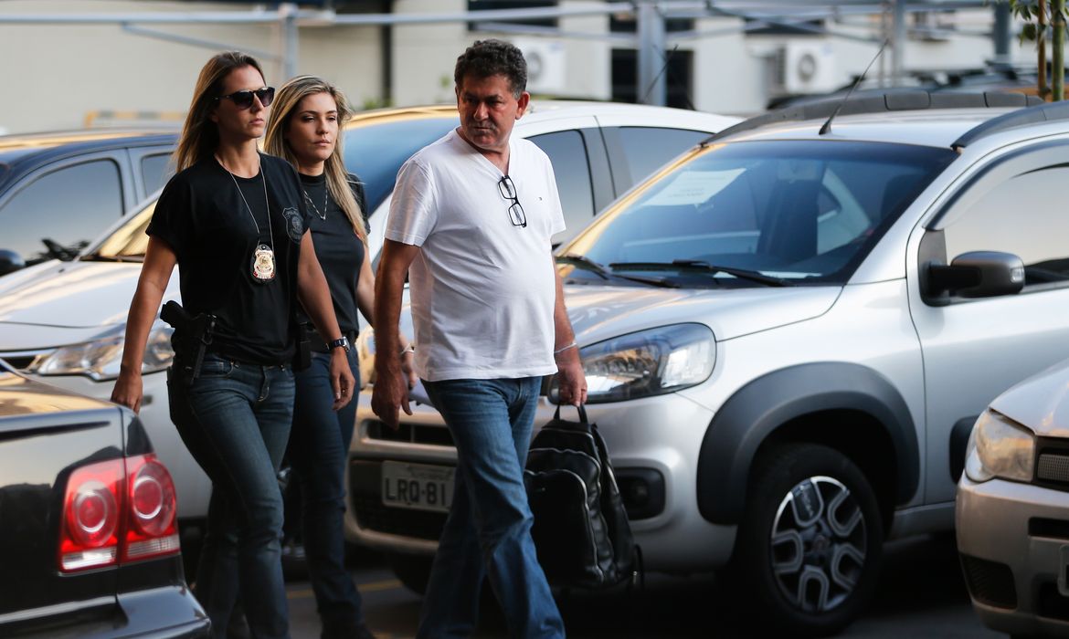 Rio de Janeiro - O deputado estadual Paulo Melo se entrega à Polícia Federal após ter prisão decretada pelo TRF (Fernando Frazão/Agência Brasil)