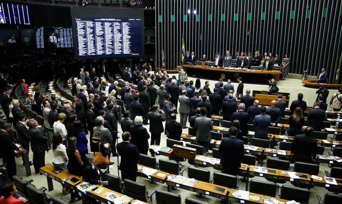 Brasília – Deputados fazem 1 minuto de silêncio em homenagem à ex-primeira-dama Marisa Letícia, durante sessão para eleição do presidente da Câmara e demais membros da Mesa Diretora (Marcelo Camargo/Agência Brasil)