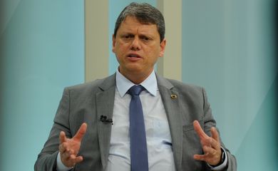O ministro da Infraestrutura, Tarcísio de Freitas, participa do programa Brasil em Pauta  na TV Brasil