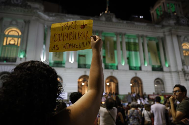 Rio de Janeiro (RJ) 13/06/2024 – Manifestação de protesto contra o PL 1904/24, que equipara aborto a homicídio, com pena de até 20 anos, reúne mulheres na Cinelândia. Foto: Fernando Frazão/Agência Brasil
