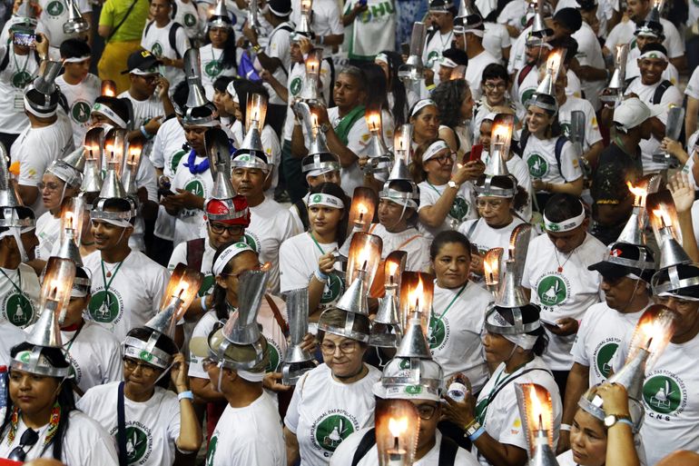 Belém (PA), 13/11/2025 - Lideranças extrativistas e apoiadores usando porangas na cabeça, participam da marcha