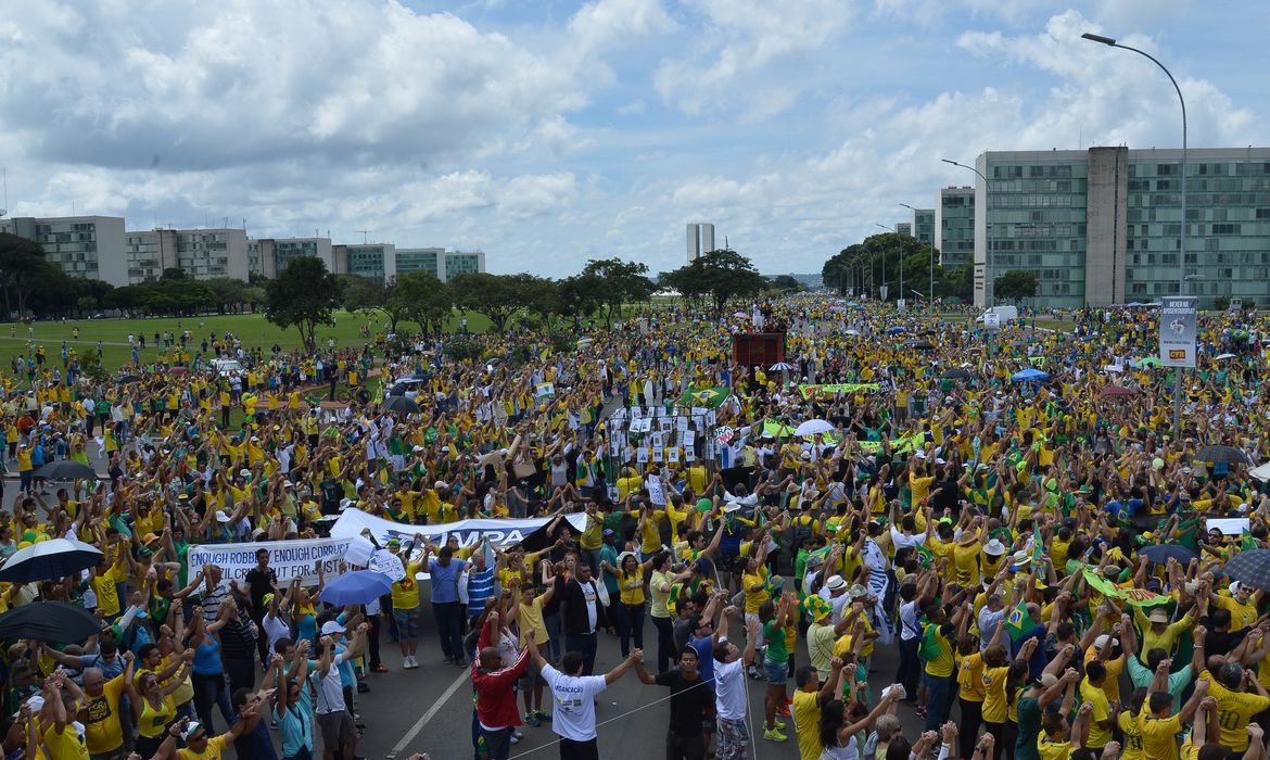 A manifestação contra o governo e a corrupção na Esplanda dos Ministérios ( José Cruz Jr/Agência Brasil)