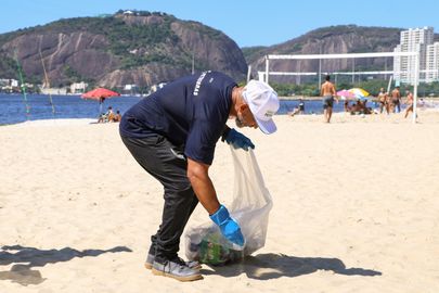 Rio de Janeiro (RJ), 22/03/2025 – No Dia Mundial da Água, o Clean Up Bay une voluntários para limpeza da praia do Flamengo, na zona sul do Rio de Janeiro. Foto: Tomaz Silva/Agência Brasil