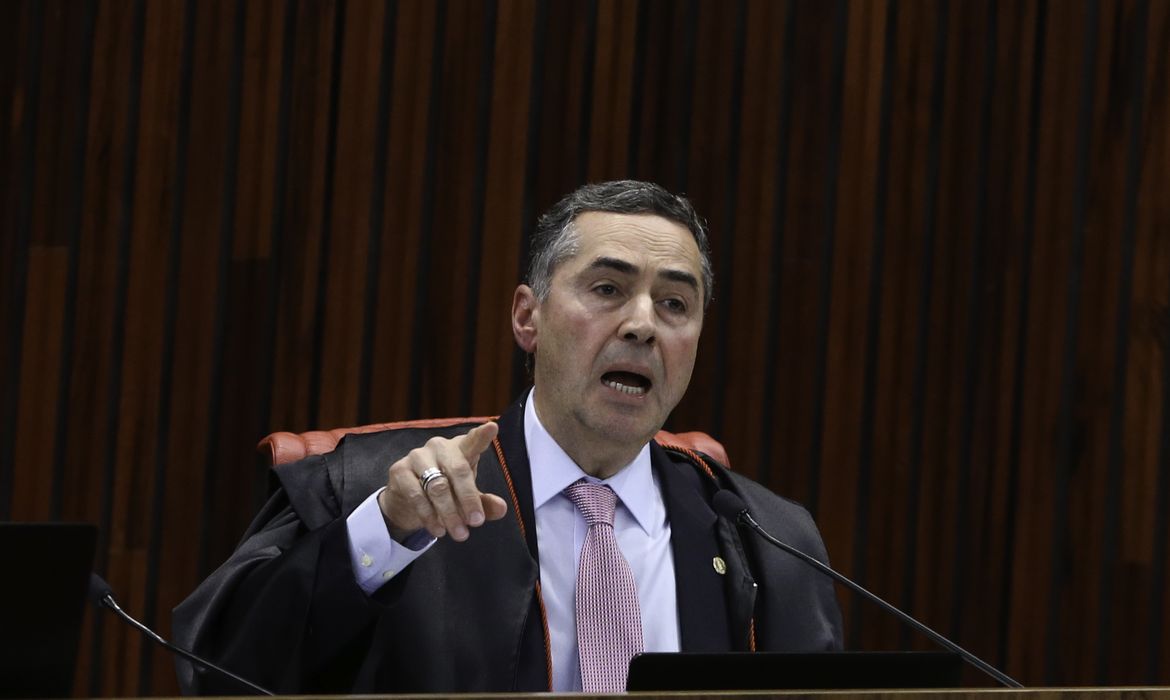 O ministro Roberto Barroso durante julgamento do pedido de registro de candidatura de Luiz Inácio Lula da Silva para a presidência da República nas eleições de outubro, no TSE.