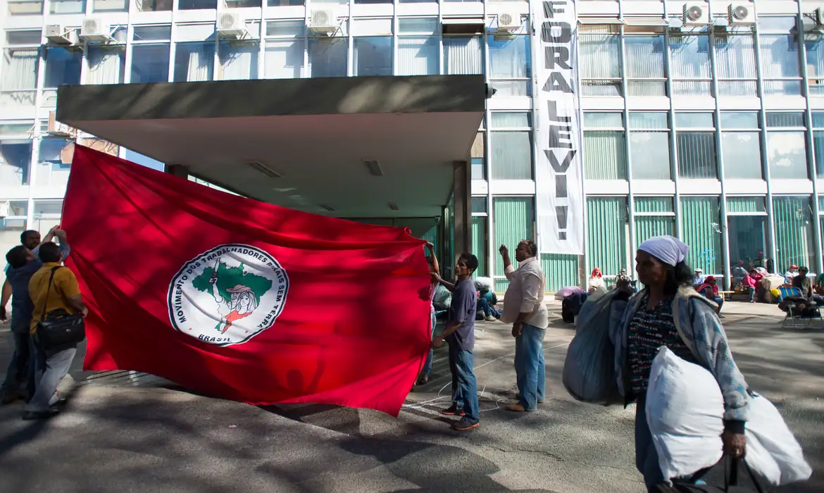 Integrantes do Movimento dos Trabalhadores Rurais Sem Terra ocupam o prédio principal do Ministério da Fazenda, em Brasília ( Marcelo Camargo/Agência Brasil)
