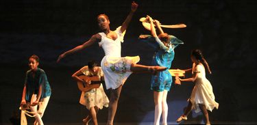 Momento de um dos espetáculos da companhia Dançando para não dançar (fotógrafo João Lopes)