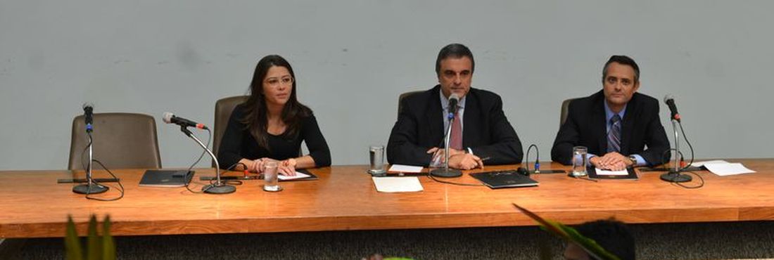 O ministro da Justiça, José Eduardo Cardozo, a presidenta da Funai, Maria Augusta Asserati; e o assessor especial do ministro, Marcelo Veiga, recebem lideranças indígenas