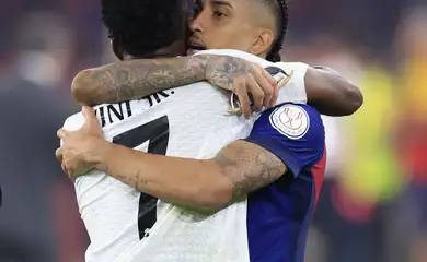 Raphinha abraça Vinícius Jr em jogo Barcelona x Real Madrid
27/4/2025 REUTERS/Borja Suarez