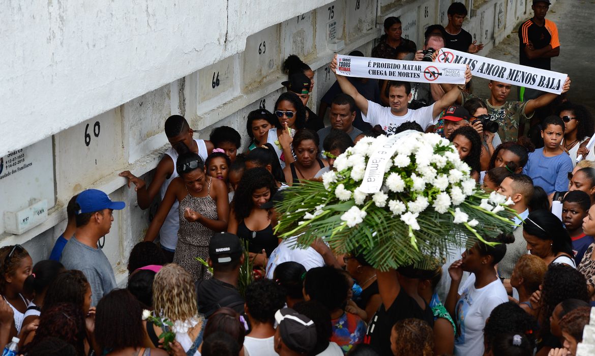 Rio de Janeiro - Familiares e amigos enterram, no Cemitério de Irajá, o corpo do menino Ryan Gabriel, de 4 anos, morto por bala perdida durante confronto entre traficantes  (Fernando Frazão/Agência Brasil)