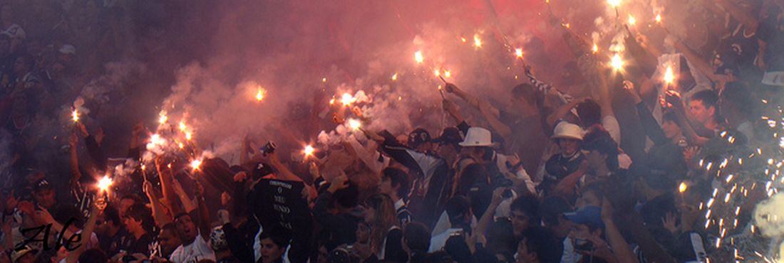 Torcedores do Corinthians acendem sinalizadores em estádio