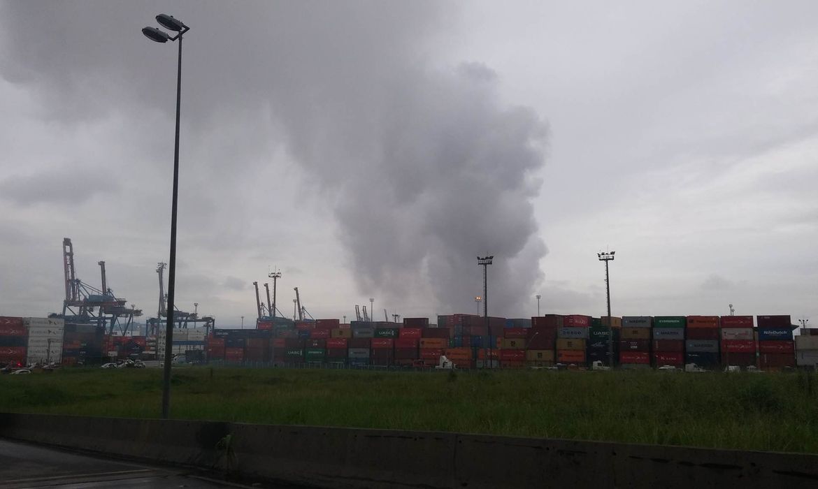Fumaça tóxica em Guarujá