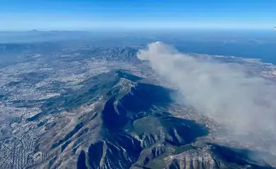 Grécia: moradores são retirados de áreas ameaçadas pelo fogo 