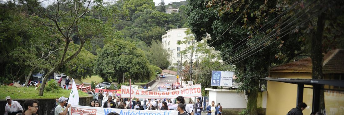 Movimentos sociais fazem vigília em frente à casa do prefeito do Rio
