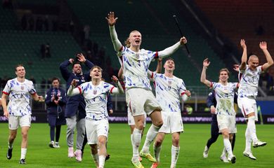 Erling Haaland e colegas da seleção da Noruega comemoram após vitória sobre a Itália pelas eliminatórias europeias para a Copa do Mundo
16/11/2025 REUTERS/Claudia Greco