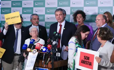 Brasília (DF), 19/02/2025 - Deputados e senadores da esquerda durante coletiva a imprensa no salão verde da Câmara. -Foto: Lula Marques/Agência Brasil/2025