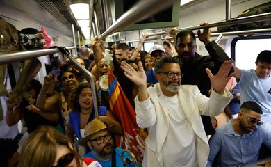 Rio de Janeiro (RJ) 07/12/2024 - O Trem do Samba, que celebra o Dia Nacional do Samba (2 de dezembro), carrega músicos animando o público nos vagões da estação Central do Brasil até Owasldo Cruz, subúrbio da Zona Norte. Foto: Fernando Frazão/Agência Brasil