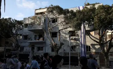 People gather at an impact site following Iran's strike on Israel, amid the Iran-Israel conflict, in Haifa, Israel, June 22, 2025. Reuters/Florion Goga/Proibida reprodução