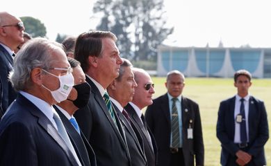 O presidente Jair Bolsonaro, participa da cerimônia de hasteamento da Bandeira Nacional, na área externa do Palácio da Alvorada