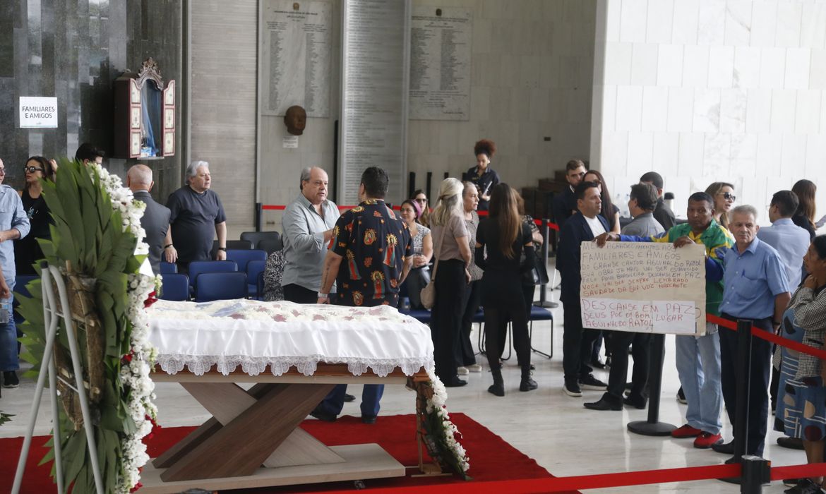 Fãs e familiares dão adeus ao cantor Agnaldo Rayol Fãs e familiares dão adeus ao cantor Agnaldo Rayol