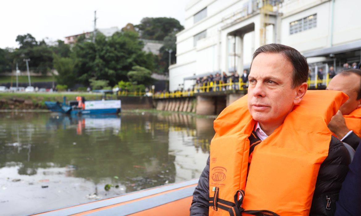 O governador do Estado de São Paulo, João Doria, assiste a testes com dois ecobarcos coletores de resíduos flutuantes, conhecidos como Ecoboats, para auxiliar na limpeza do rio Pinheiros.